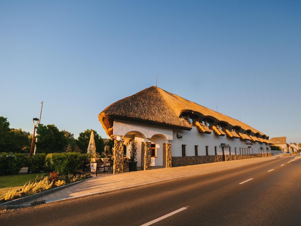 Oereg Halasz Fogado Hotel Tát Exterior photo